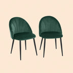 2er Set Esszimmerstühle in sattem Grün Samtoptik. Retro Muschel-Design (Shell-Design) mit dicker Polsterung und schwarzen Metallbeinen.