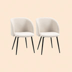 2er Set Esszimmerstühle in Cremeweiß (Lammwoll-Optik). Moderne Polsterstühle mit ergonomisch gewölbter Rückenlehne und schwarzen Stahlbeinen.