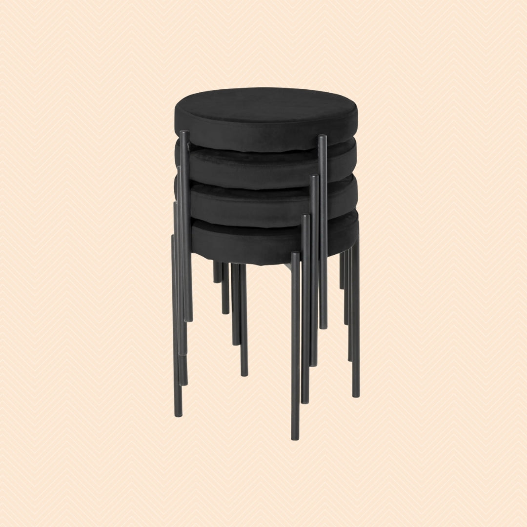 4er Set schwarze Stapelhocker Samtoptik mit Metallbeinen, platzsparende Küchenhocker