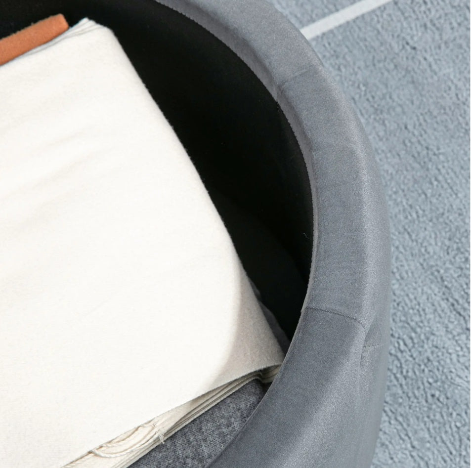 Großer Runder Hocker mit Staufach (Ø60 cm) – Ottomane in Grau Samtoptik mit Knopf-Steppdesign