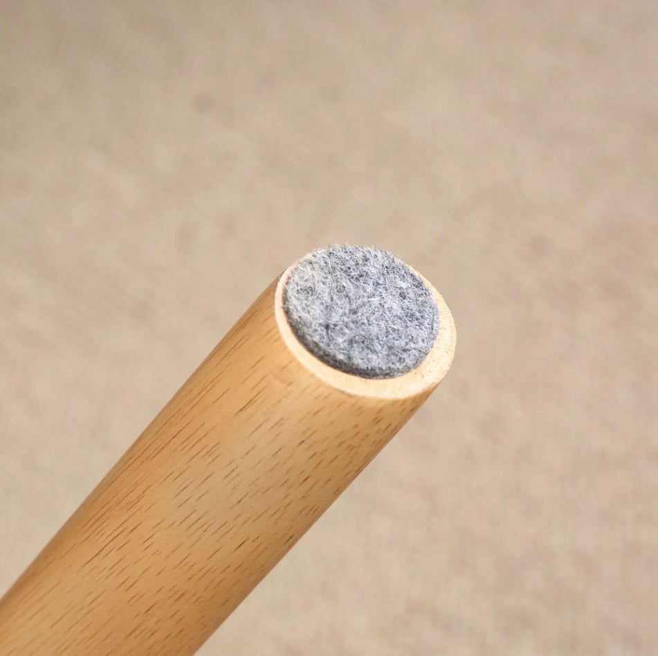 Moderner Fußhocker Dunkelgrau (67 cm) – Geschwungener Sitzhocker mit Fleece-Bezug und Buchenholzbeinen