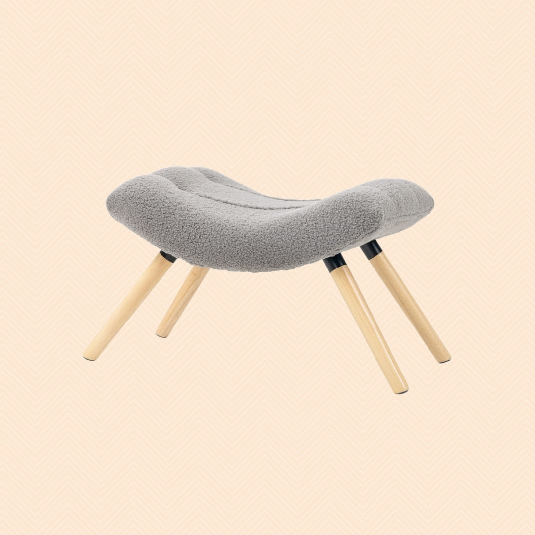 Moderner Fußhocker Hellgrau (67 cm) – Geschwungener Sitzhocker mit Fleece-Bezug und Buchenholzbeinen
